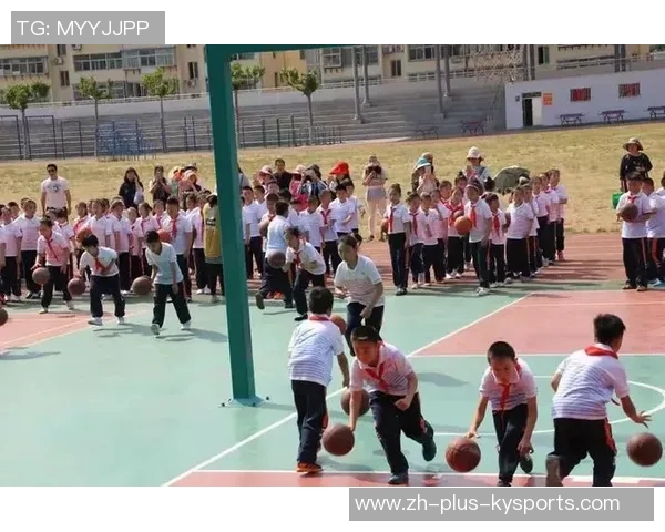 小明凭借出色的篮球技巧和团队精神成为学校篮球小明星的成长故事